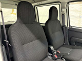高いホールド性で運転姿勢が安定します。長距離ドライブでも疲れにくいのが魅力です。