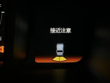 パーキングセンサーシステムは走行中に障害物が迫ると音と表示でお知らせ、低速走行時時の安心感を高めます
