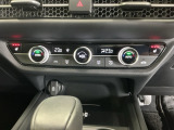 運転席/助手席シートヒーターで寒い日もすぐに温かくなり快適に過ごせます。3段階の温度調整が可能です