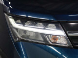 消費電力の少ないLEDヘッドランプを採用。豊かな光質と、自然光に近い光質で、夜間のドライブの安全をサポートします。