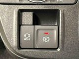 指先だけで簡単に操作が可能な電動パーキングブレーキを採用。「HOLD」スイッチを押すと、渋滞や信号待ちなどでブレーキペダルから足を離しても、ブレーキを保持するので安心です