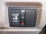 狭い駐車場や壁際でもドアをぶつける心配が少なく開けられる両側スライドドアです。助手席側は電動で、開閉操作も楽々です!