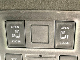 【両側スライドドア】駐車場で隣の車との間隔が狭く乗りにくい時、スライドドアなら安心!ドアオープン時も幅を取らず、開口部が広いので乗り降りがとっても簡単です。大きな荷物の出し入れも後席から可能♪