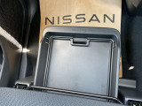 助手席下部にサンダル等小物が入るシートアンダートレー収納BOXが有ります。