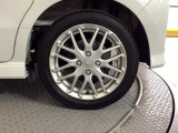 かっこいい【アルミホイール】を履いていますので、足元を引きしまっていますね。
