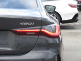 L字型の特徴的なテールランプが、後方のドライバーへBMWを印象付けます。