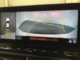 【パノラミックビューモニター】クルマの前後左右に搭載したカメラから取り込んだ画像を合成し、車両を上から見たような画像をディスプレイに表示します。