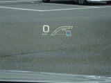 カラーヘッドアップディスプレイ付き。少ない視線移動で情報を確認できるので、運転の疲労軽減に繋がりますよ♪