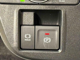 指先だけで簡単に操作が可能な電動パーキングブレーキを採用。「HOLD」スイッチを押すと、渋滞や信号待ちなどでブレーキペダルから足を離しても、ブレーキを保持するので安心です