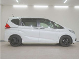 リアには左右スライドドアを採用。狭い駐車場でも開閉しやすく、強風の日でもドアが煽られにくくなっております。小さなお子さまやご年配の方も安心して乗り降りできます。