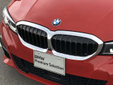 左右のキドニー・グリルの中心にはBMWのエンブレムが鎮座し、個性を放つデザイン性を兼ね備えました。