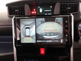 パノラミックビューモニター付きです。車両を上から見たような映像をディスプレイオーディオ画面に表示。運転席からの目視だけでは見にくい、車両周辺の状況をリアルタイムでしっかり確認できます。