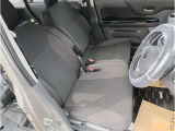 ゆったりと座れる運転席シートですのでストレスなく運転が出来ますよ!