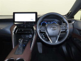 整然と纏められた操作性の良いスイッチ類。
