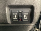 両側電動スライドドア☆電動スライドドアには挟み込み防止機能が付いています。腕や足・異物を感知すると、動作が停止します。
