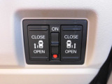 狭い駐車場や壁際でもドアをぶつける心配が少なく開けられる両側スライドドアです。両側共に電動で、開閉操作も楽々です!
