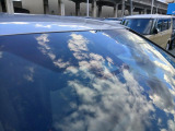 全てのクルマに車両検査証がついています。中古車オークション業界で確立された公正な基準を採用しています。トヨタ自動車によって、修復歴や状態を正しく判断できると認定された車両検査員が、1台1台検査し点数と