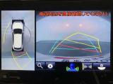 【パノラミックビューモニター(シースルービュー機能付)】クルマを上から見たような画像をディスプレイに表示し、運転席から確認しにくい箇所も確認できます。クルマを透過したような映像で周辺の確認も可能です。