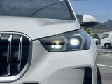 LEDヘッドライト。先進のLEDテクノロジーを採用。照射される白色光の周波特性は太陽に近く、バイキセノンヘッドライトを上回るコントラストでさらに明るく輝きます。悪天候の日でも優れた視認性を発揮します。