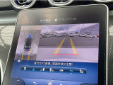 ■苦手な人が多い駐車場での車庫入れや狭い道でも大丈夫です/クルマの前後左右にカメラを設置してモニターで表示してくれるため、運転席から見えにくい場所を映し出してドライブをサポートします!