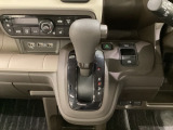 CVT車のセレクトレバーです。低速から高速まで、変速ショックのないスムーズな走りと、エンジン効率のよい領域を維持して燃費にも貢献します。サイドブレーキはスイッチ操作の電子制御パーキングブレーキです。