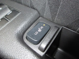 運転席&助手席シートヒーターが付いてます。寒い冬でもスイッチONで座面をあたたかくして、ドライブをさらに快適にしてくれます。HIとLOの2段階に温度設定が可能です。