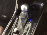 ハンドル周りがすっきりするフロアシフト。ハンドル操作に集中しやすいので、事故の防止にも役立ちます。
