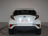 縦開きのバックドアです、雨の日も濡れにくいですよ。