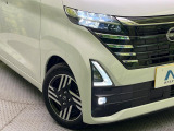 【LEDヘッドライト】悪天候や夜間走行時も良好な視界を確保し安心して運転できる高輝度LEDヘッドライトを装備!点灯速度が早く、消費電力も抑えられています。