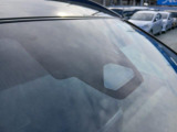 全てのクルマに車両検査証がついています。中古車オークション業界で確立された公正な基準を採用しています。トヨタ自動車によって、修復歴や状態を正しく判断できると認定された車両検査員が、1台1台検査し点数と