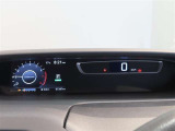 カラーヘッドアップディスプレイ付き。少ない視線移動で情報を確認できるので、運転の疲労軽減に繋がりますよ♪