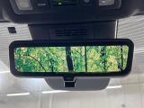 【デジタルインナーミラー】後席の大きな荷物や同乗者で後方が確認しづらい時でも安心!カメラが撮影した車両後方の映像をルームミラー内に表示。クリアな視界で状況の確認が可能です!