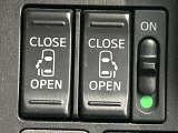 【両側パワースライドドア】スマートキーや運転席のスイッチで後席両側スライドドアの開閉が可能♪電動だから力を入れてドアを開ける必要が無く、小さなお子様でも簡単に開け閉めでき快適です♪