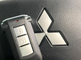 【オペレーションキー】カバンやポケットに入れたままでもドアの施錠・解錠が可能なスマートキーを装備。エンジンのオン・オフ時もカギを取り出す必要が無いからとっても便利です♪