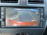 バックビューモニター映像。黄色い線は車幅・赤色はバンパーまでの距離が約50センチです。