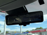 インテリジェントルームミラー:後席乗員ヘッドレスト荷物が写り込み見にくくなりがちな後方視界/後方カメラ映像をミラー面に映します 車内状況や天候に左右されず夜間カメラ感度UPさせクリアな後方視界が得られます