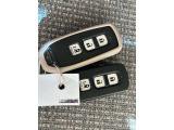 スマートキーは携帯しているだけで、ドアの施錠、解錠、エンジンの始動ができます。