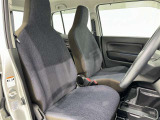 高いホールド性で運転姿勢が安定します。長距離ドライブでも疲れにくいのが魅力です。快適なドライビングライフをお送りください♪