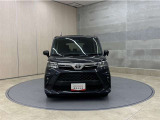 お車購入のポイントとなるフロントマスクです!シャープな目つきが印象的なデザインのヘッドランプです。