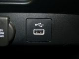 USBポートも装備されています、スマートフォンの充電やオーディオに連携も可能です、今や欠かせない装備の一つです!