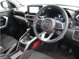 運転席からの視界の良さに配慮したインストルメントパネルに加え、運転席側に向けて配置された操作パネル類、左手を伸ばした自然な位置に配置したシフトレバーなど、運転に集中できるドライバーズ空間です。