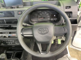 インテリアに合わせたデザインのステアリングは、運転される方のことも考え、運転しやすい形状、大きさです。是非一度、実際に触ってお確かめください。