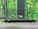 【カラーヘッドアップディスプレイ】現在の速度や走行情報をデジタル表示で運転席前方のガラスに投影!カラー付きで視認性も高く、運転中目線をずらさず必要な情報を確認できるのでとっても便利で安心!