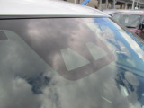 全てのクルマに車両検査証がついています。中古車オークション業界で確立された公正な基準を採用しています。トヨタ自動車によって、修復歴や状態を正しく判断できると認定された車両検査員が、1台1台検査し点数と