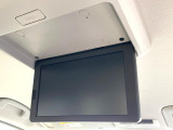 【フリップダウンモニター】大画面モニターで後席でもエンタメをお楽しみいただけます。小さなお子様にも大人気の装備です♪