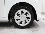 タイヤサイズは(155/65R14)でキャップ付きスチールホイールです。