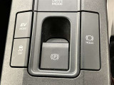 【電動パーキングブレーキ】オートモードのときは、シフトレバーの操作に応じてパーキングブレーキが自動で作動♪