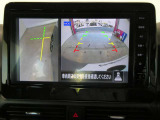 ギアを『R』に入れた後、カメラボタンを押すと、運転席から見えない左側面をナビ画面にうつしてくれるので、幅寄せや縦列駐車がし易くなります。