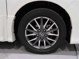アルミホイールを装備、タイヤサイズは205/60R15です。