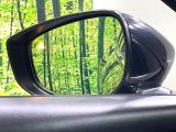 【ブラインドスポットモニタリング】走行中、ドアミラーの死角になりやすい箇所に後続車が接近するとサイドミラー付近に警告を表示、ドライバーに注意喚起をしてくれます。
